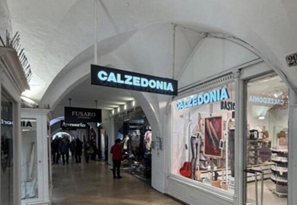 Shop for rent against compensation in a prime location