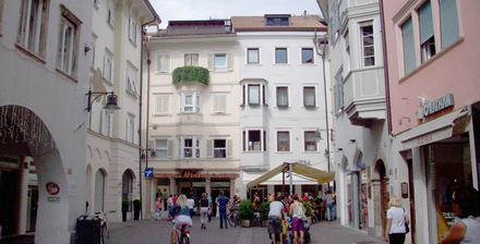 Eckgeschäft mit großer Vitrine in bester Lage