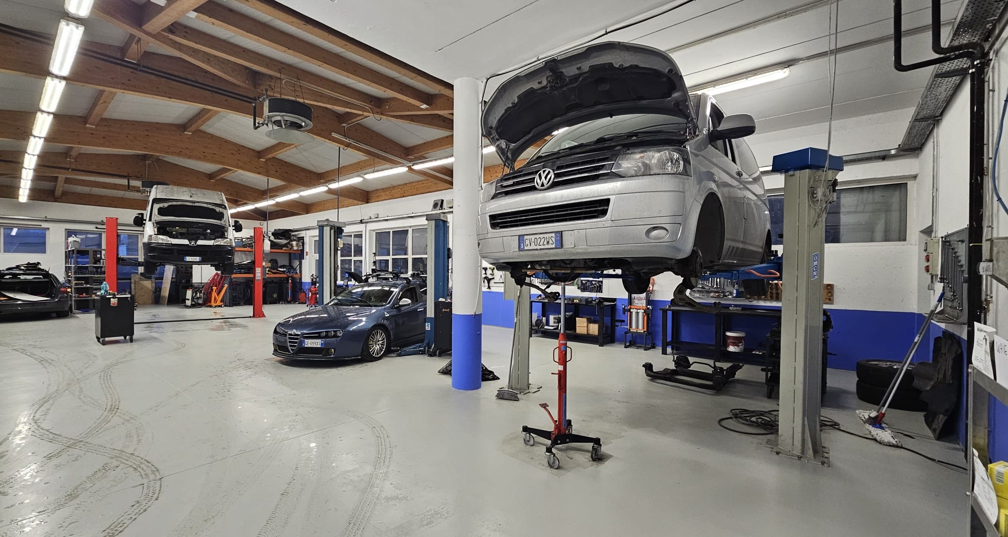 Car repair workshop in top condition