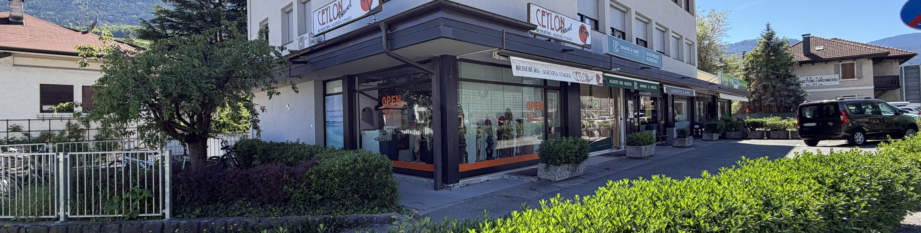Highly visible office/retail unit with large shop window front