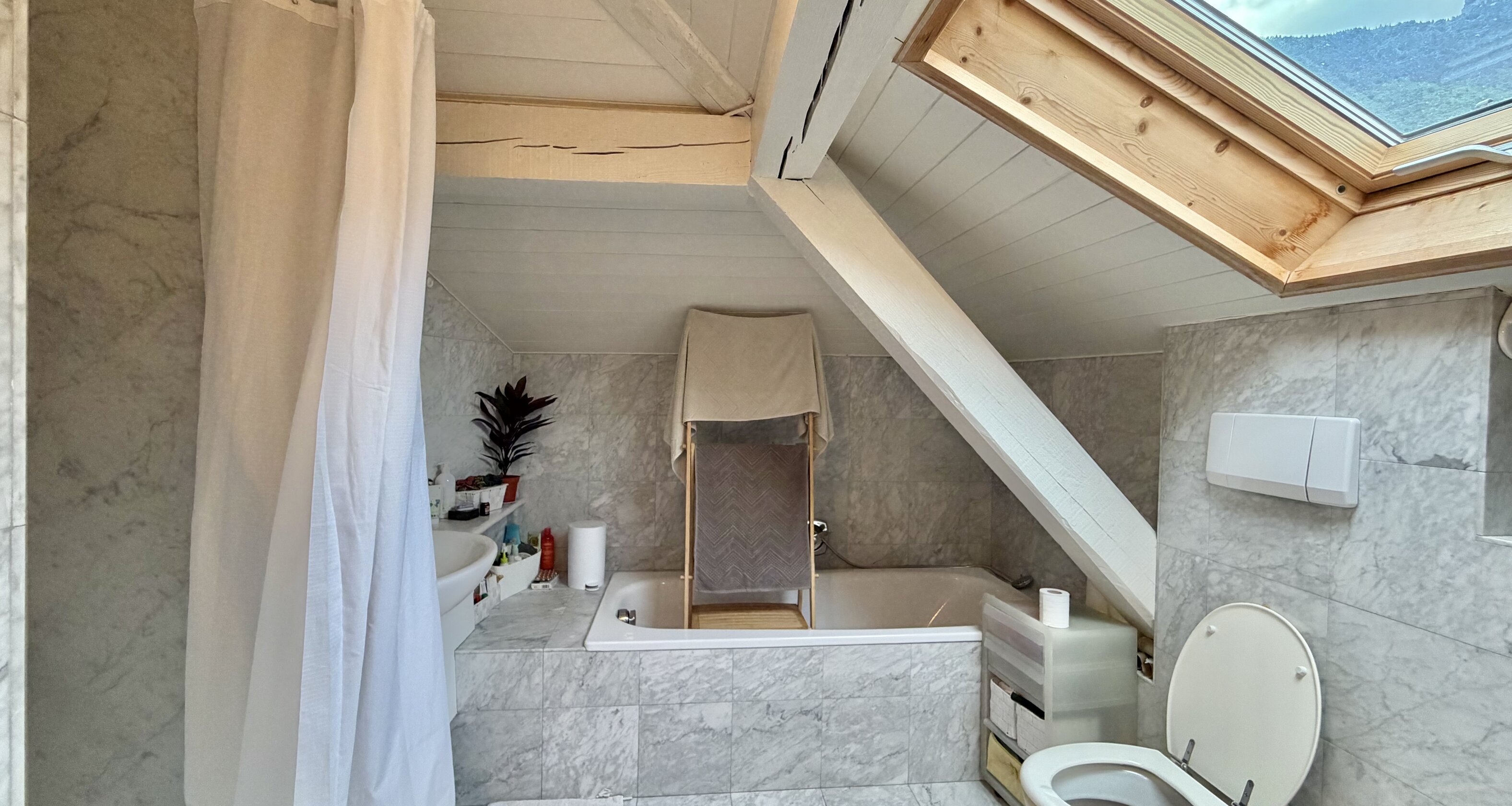 Helle Zweizimmer-Mansardenwohnung in zentraler Lage
