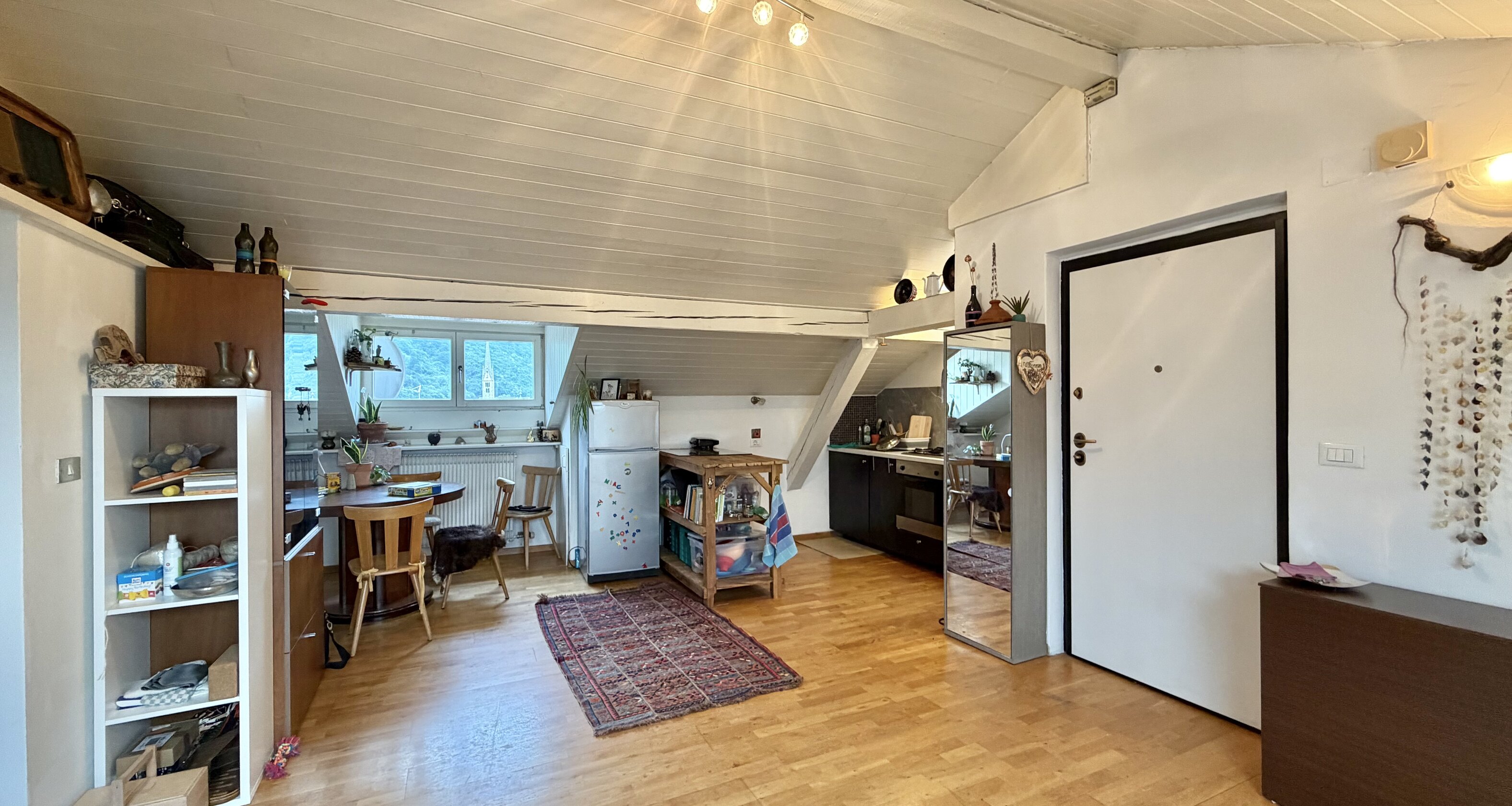 Helle Zweizimmer-Mansardenwohnung in zentraler Lage