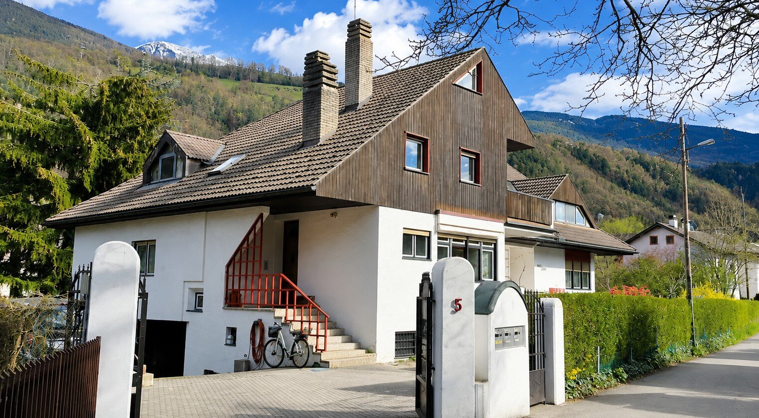 Exklusive Liegenschaft mit Villa und Entwicklungspotenzial in Bestlage