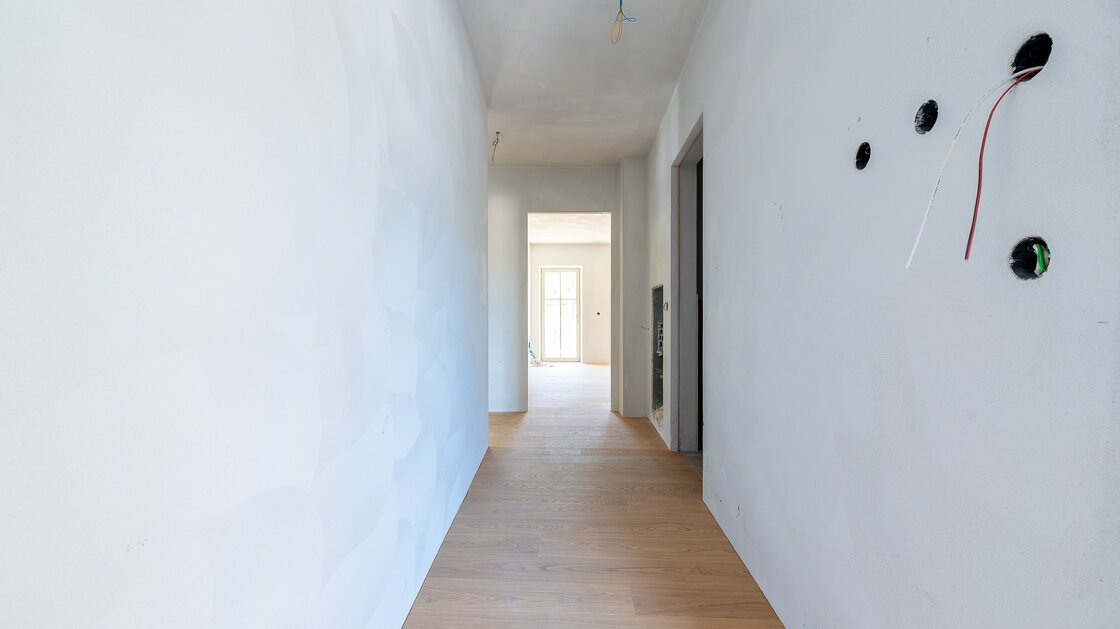 A3: Neue Vierzimmerwohnung im hohen Stockwerk mit ca. 400 m² Privatgarten