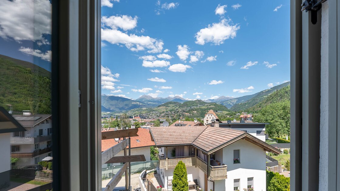 A3: Neue Vierzimmerwohnung im hohen Stockwerk mit ca. 400 m² Privatgarten