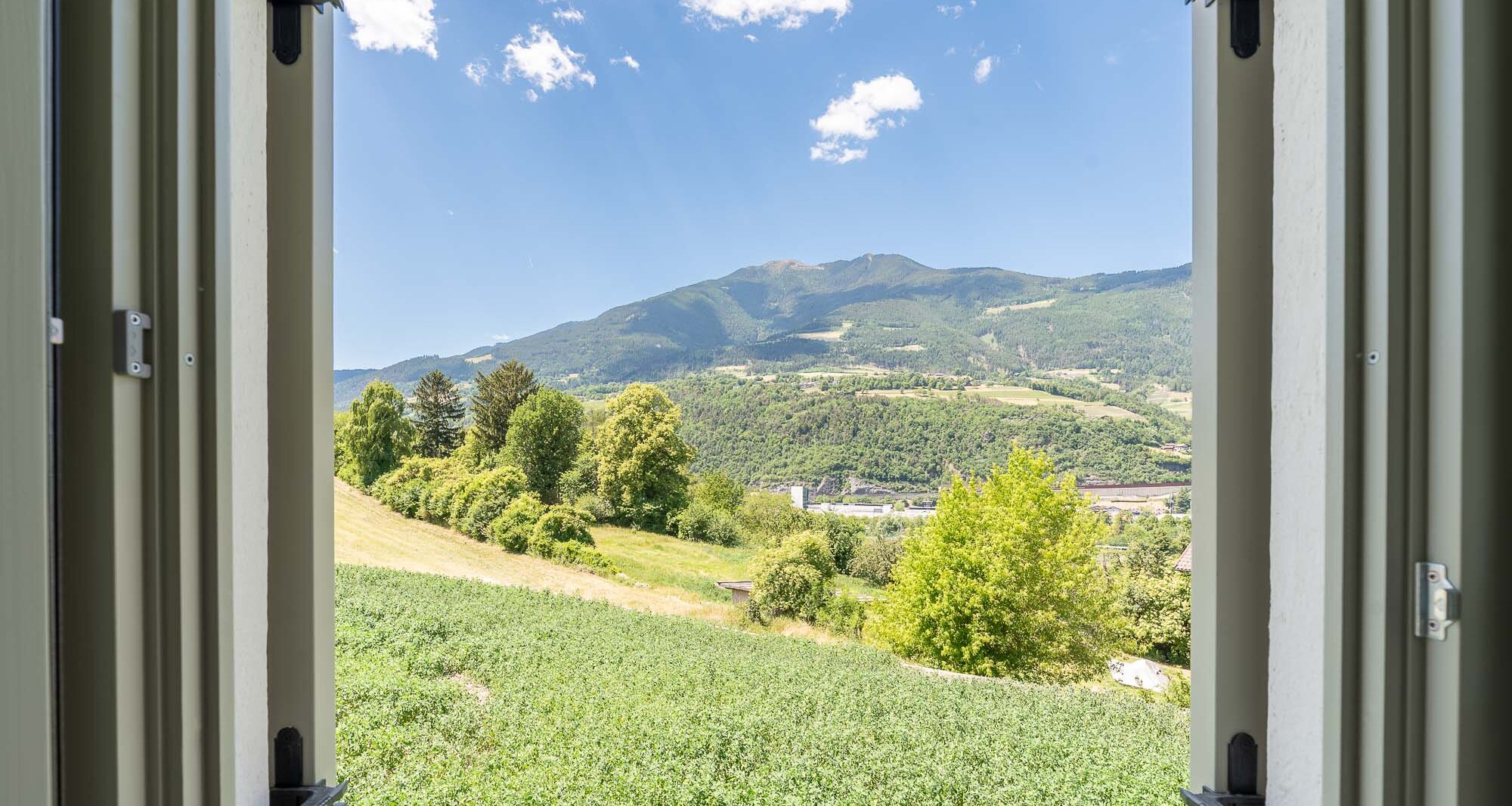 A3: New four-room apartment on a high floor with ~400 m² garden