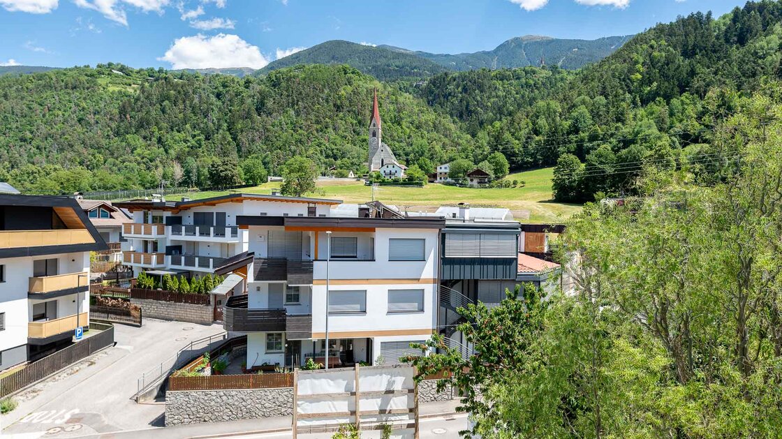 A3: Neue Vierzimmerwohnung im hohen Stockwerk mit ca. 400 m² Privatgarten