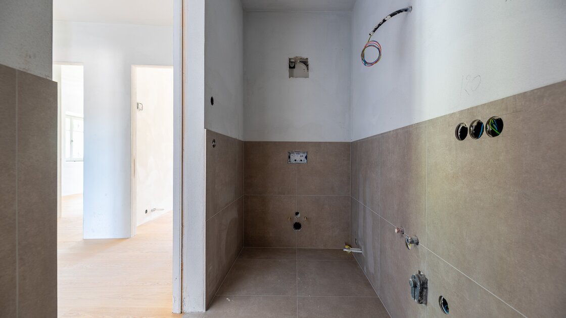 A3: Neue Vierzimmerwohnung im hohen Stockwerk mit ca. 400 m² Privatgarten