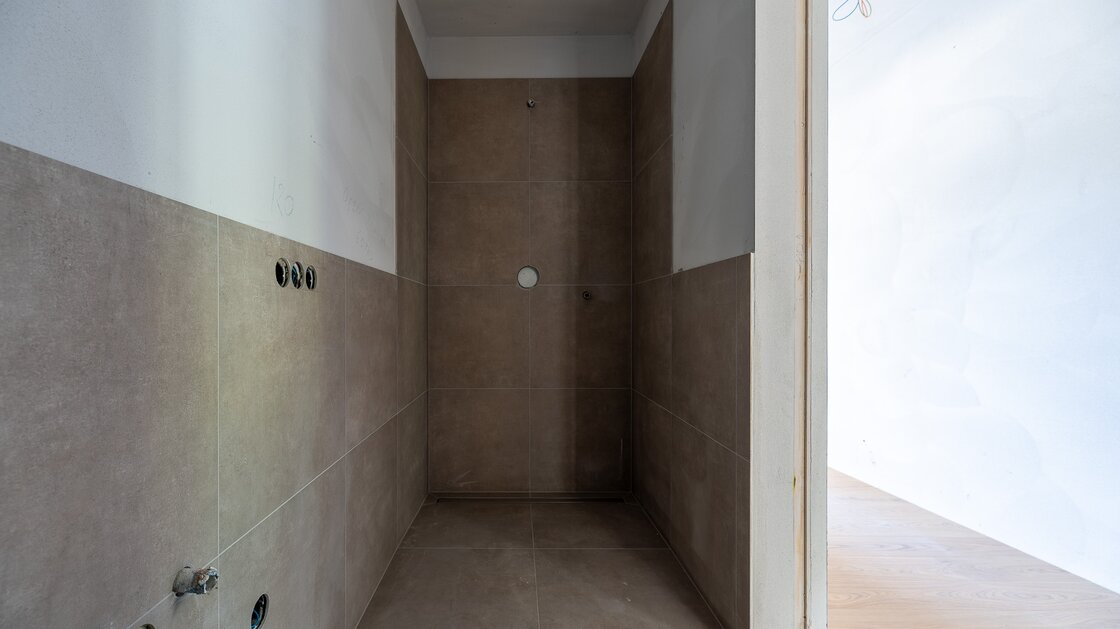 A3: Neue Vierzimmerwohnung im hohen Stockwerk mit ca. 400 m² Privatgarten