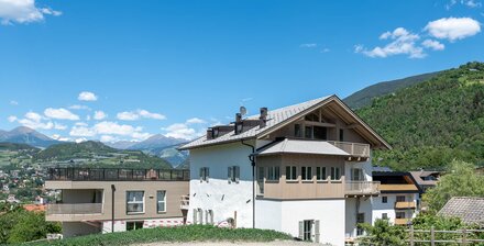 A3: Neue Vierzimmerwohnung im hohen Stockwerk mit ca. 400 m² Privatgarten
