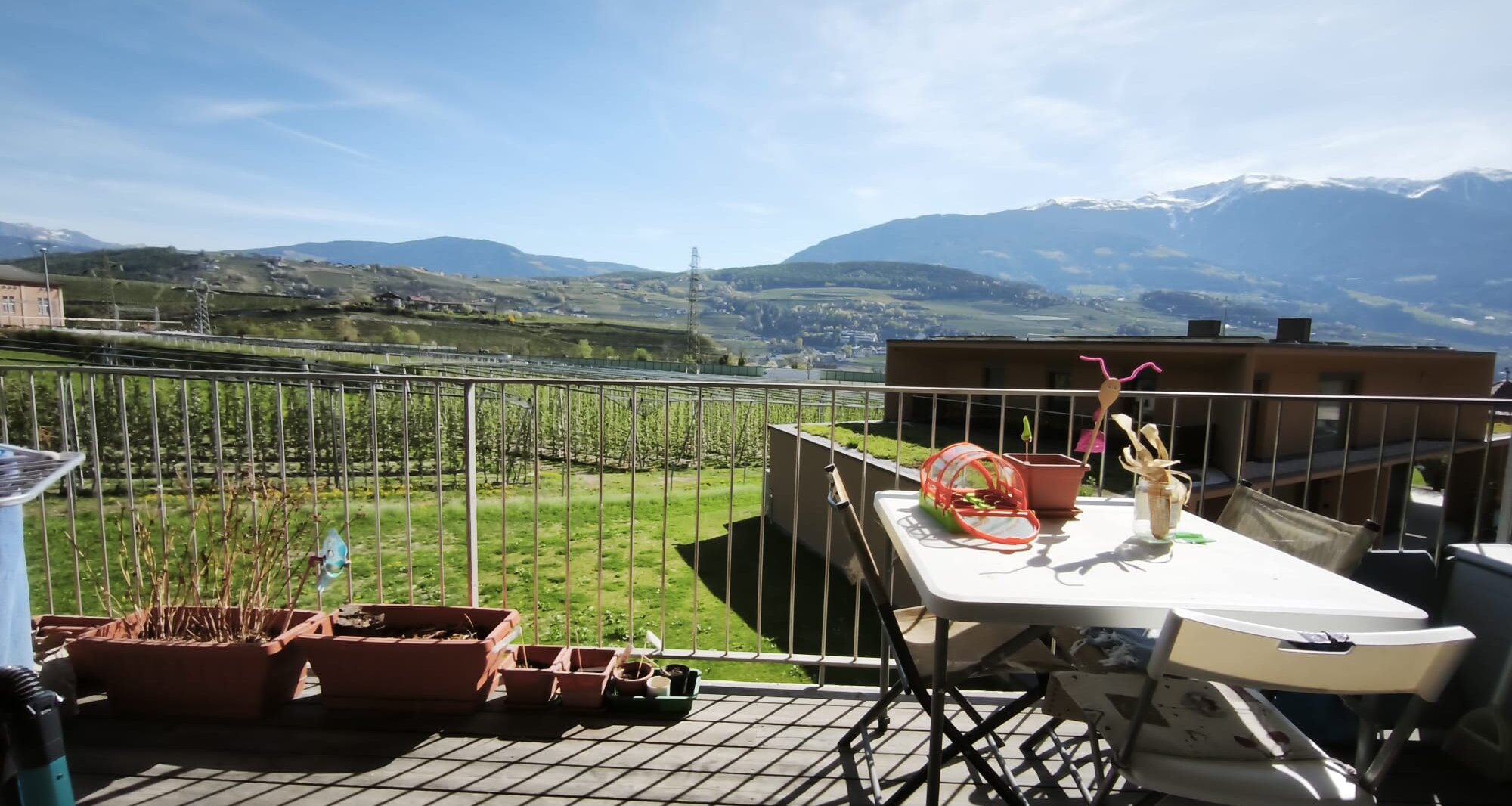 As-new three-room apartment with terrace