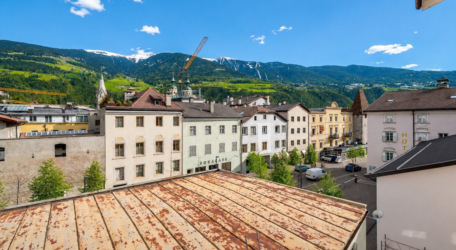 Luminoso trilocale con due balconi nel centro storico di Bressanone