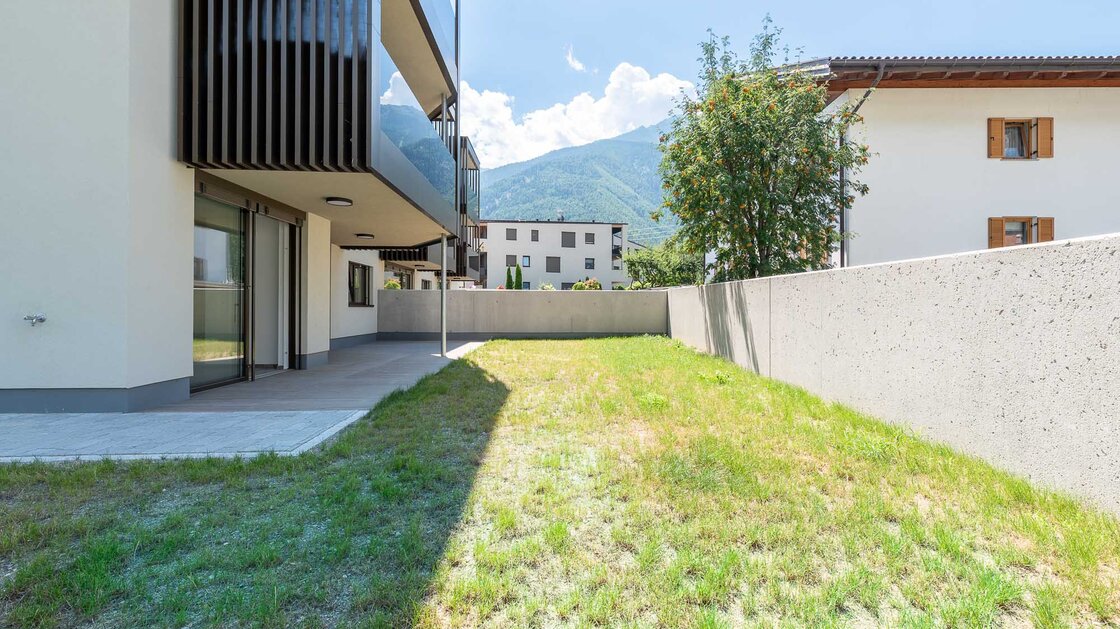 W1: Neue, schöne Vierzimmerwohnung mit Terrasse und großem Privatgarten
