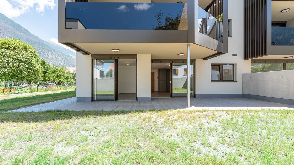W1: Neue, schöne Vierzimmerwohnung mit Terrasse und großem Privatgarten