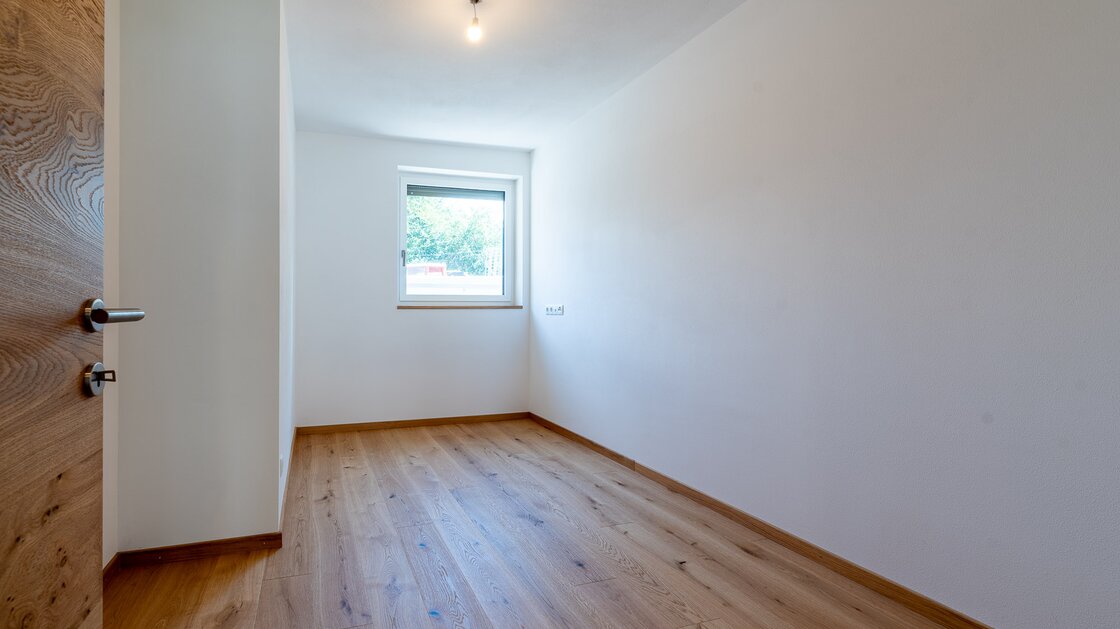 W1: Neue, schöne Vierzimmerwohnung mit Terrasse und großem Privatgarten