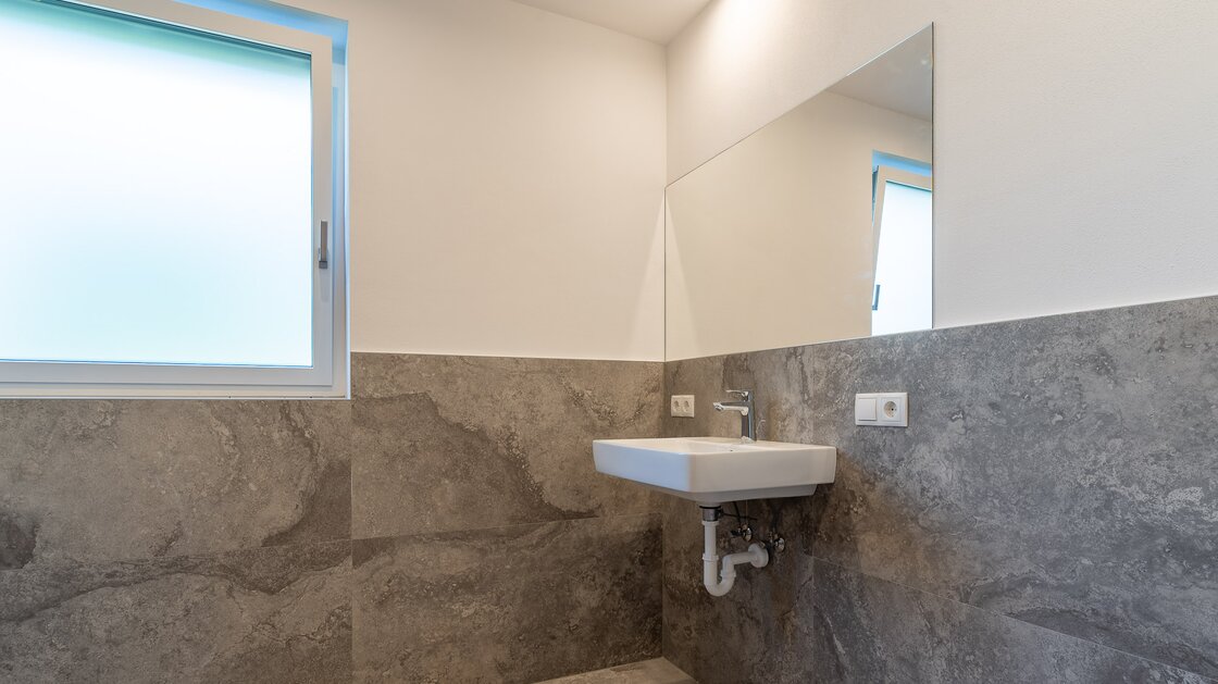 W1: Neue, schöne Vierzimmerwohnung mit Terrasse und großem Privatgarten
