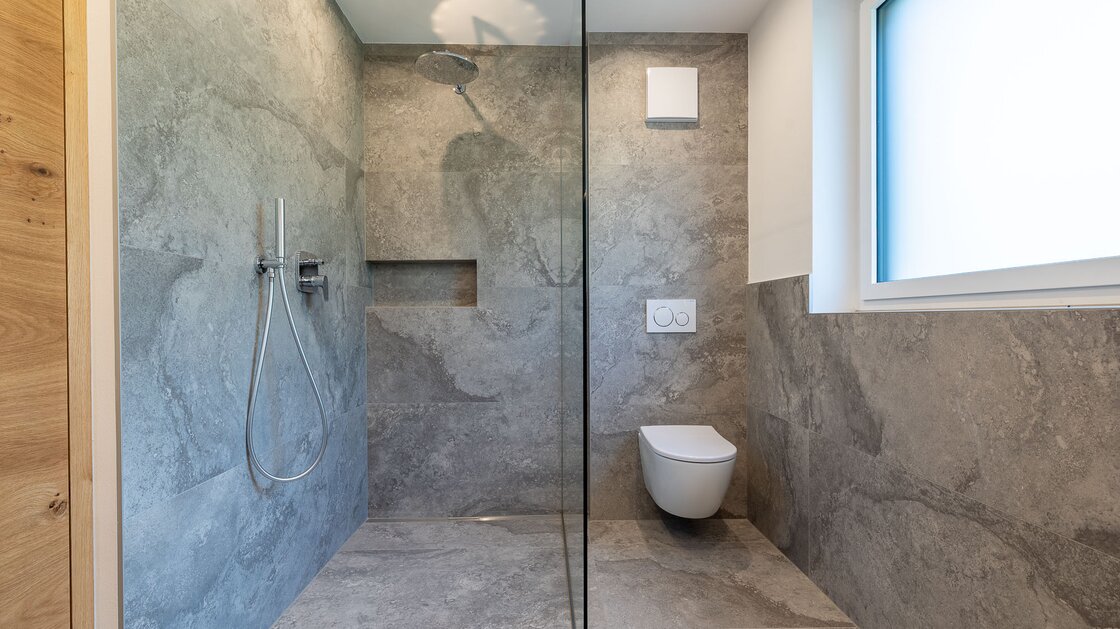 W1: Neue, schöne Vierzimmerwohnung mit Terrasse und großem Privatgarten