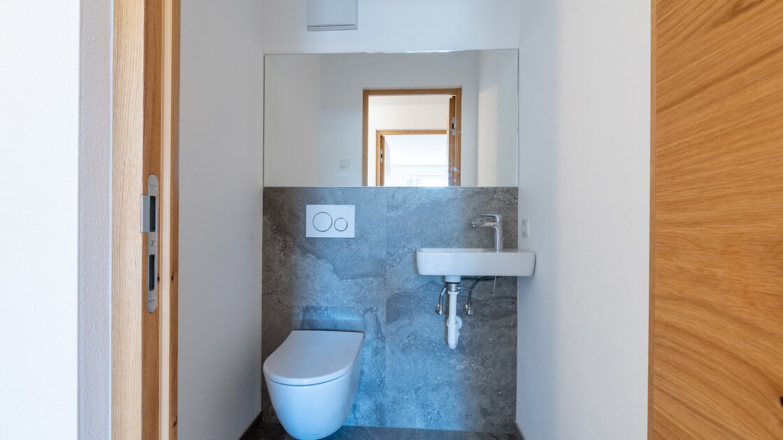W1: Neue, schöne Vierzimmerwohnung mit Terrasse und großem Privatgarten
