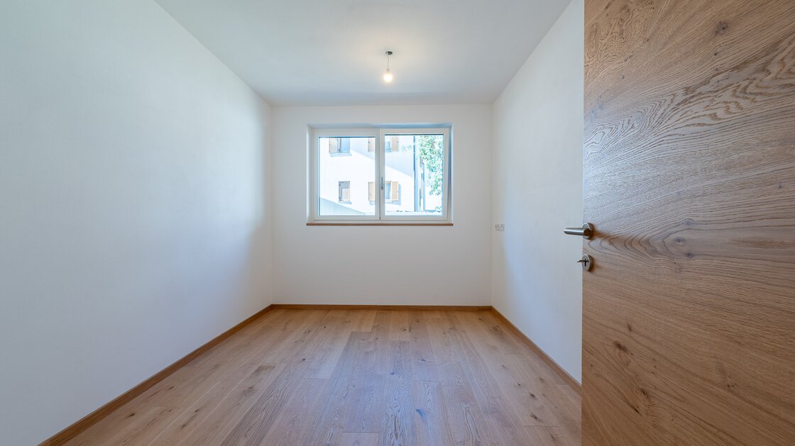 W1: Neue, schöne Vierzimmerwohnung mit Terrasse und großem Privatgarten