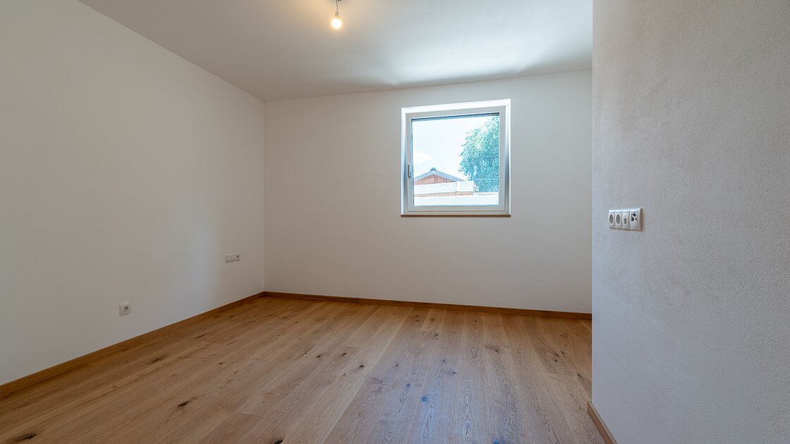 W1: Neue, schöne Vierzimmerwohnung mit Terrasse und großem Privatgarten