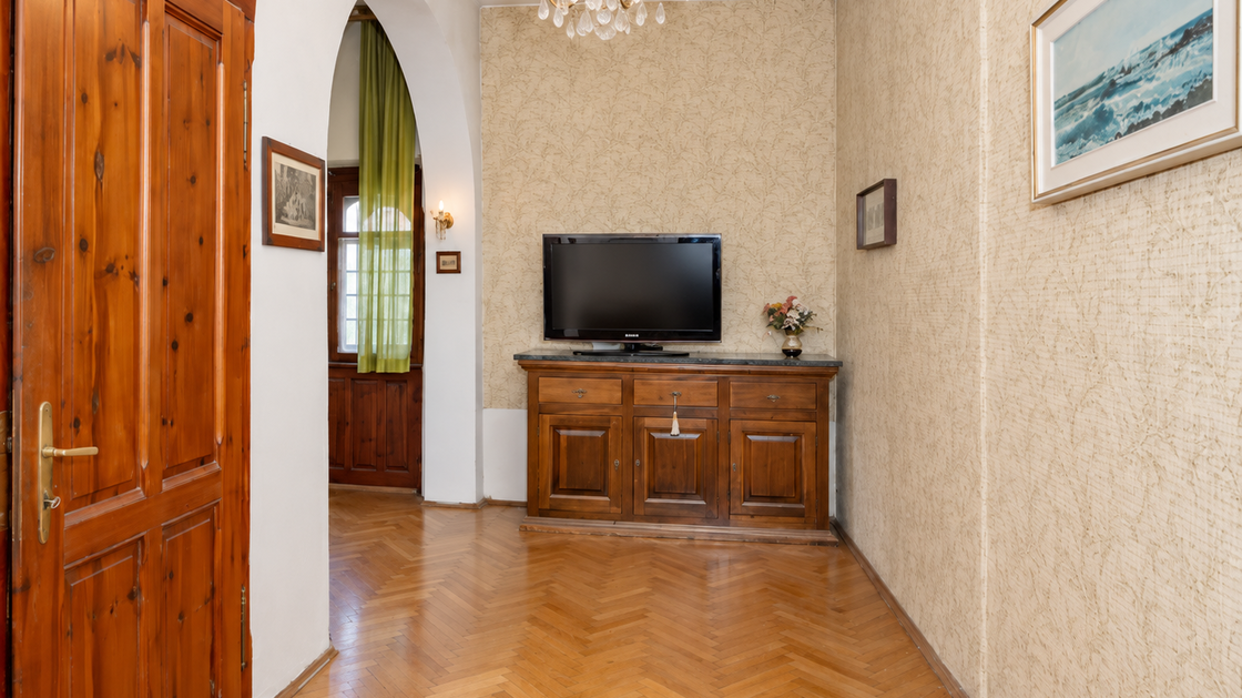Ampio appartamento d’epoca con balcone e veranda