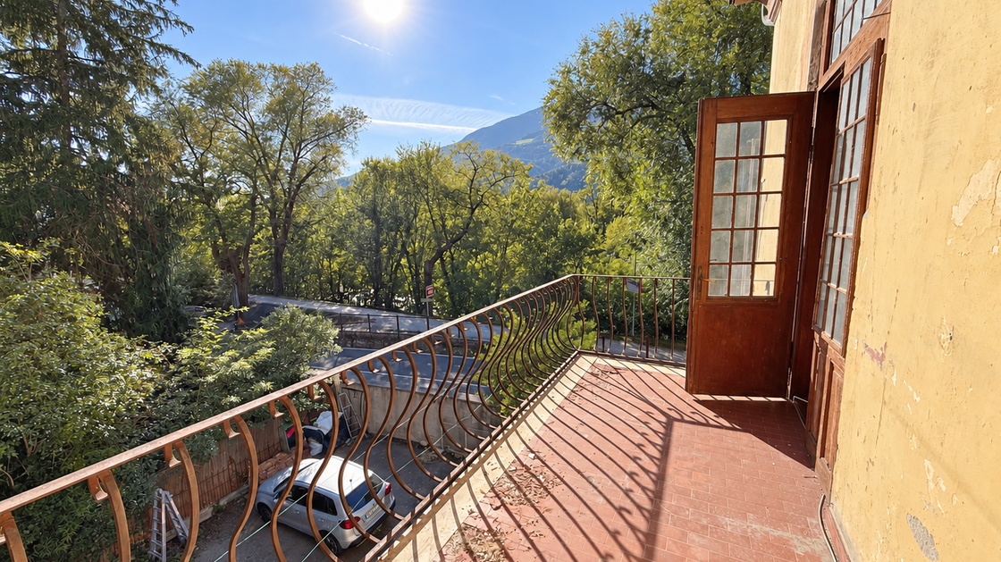 Ampio appartamento d’epoca con balcone e veranda
