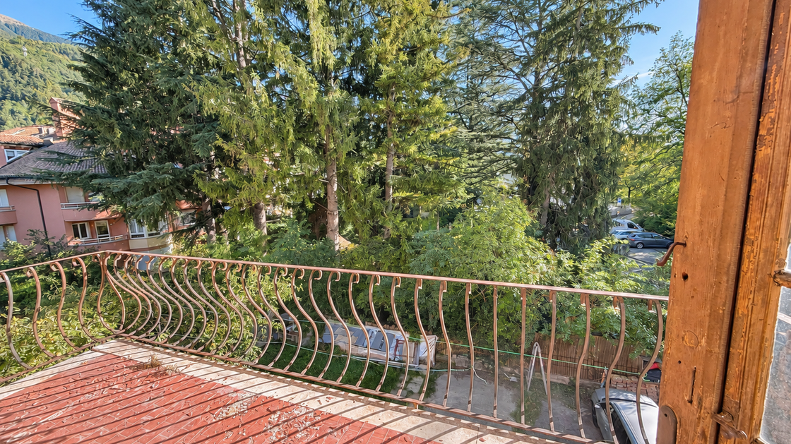 Ampio appartamento d’epoca con balcone e veranda