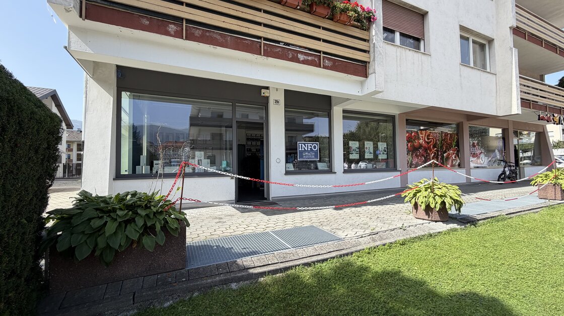 Locale commerciale e ufficio con eccellente visibilità