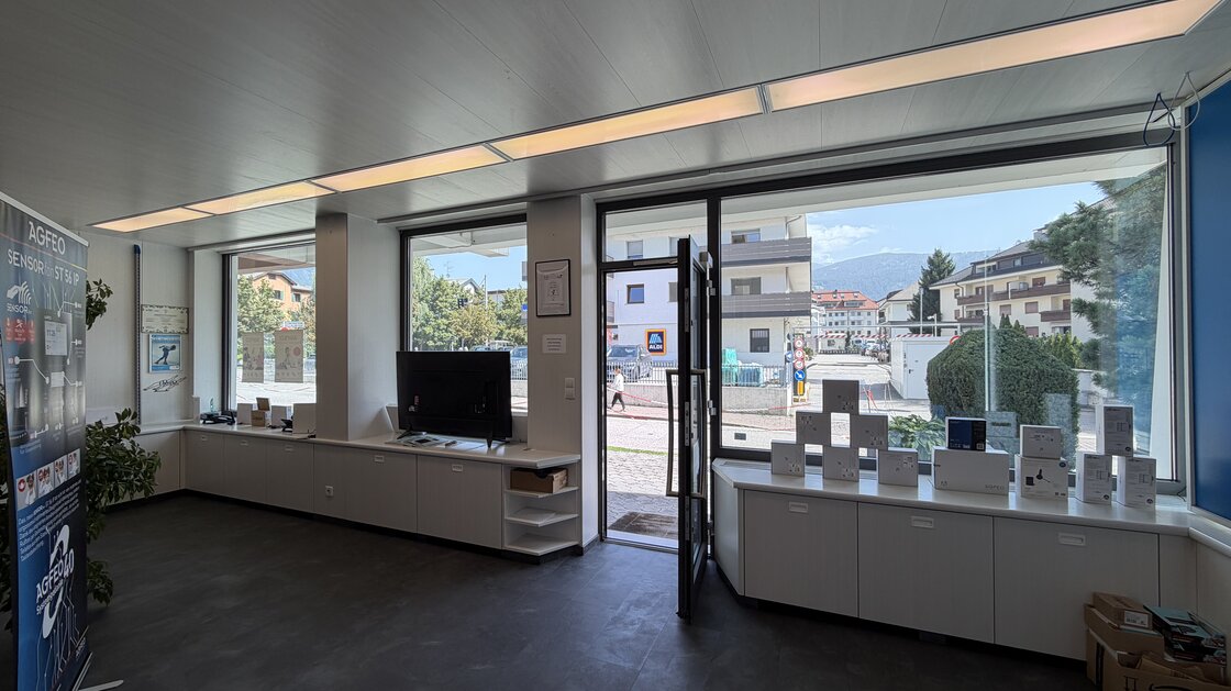 Locale commerciale e ufficio con eccellente visibilità