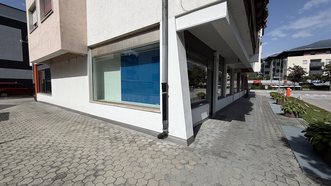 Locale commerciale e ufficio con eccellente visibilità