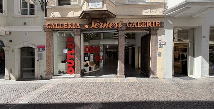 Negozio d'angolo con ampia vetrina in ottima posizione