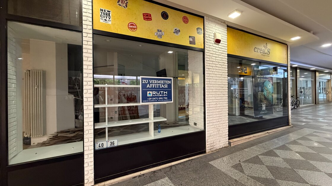 Galleria Greif: Affittasi negozio con ampie vetrine
