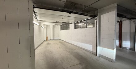 Ampio box garage nel centro – con portone motorizzato