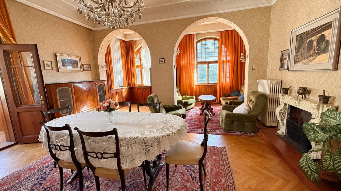 Ampio appartamento d’epoca con balcone e veranda