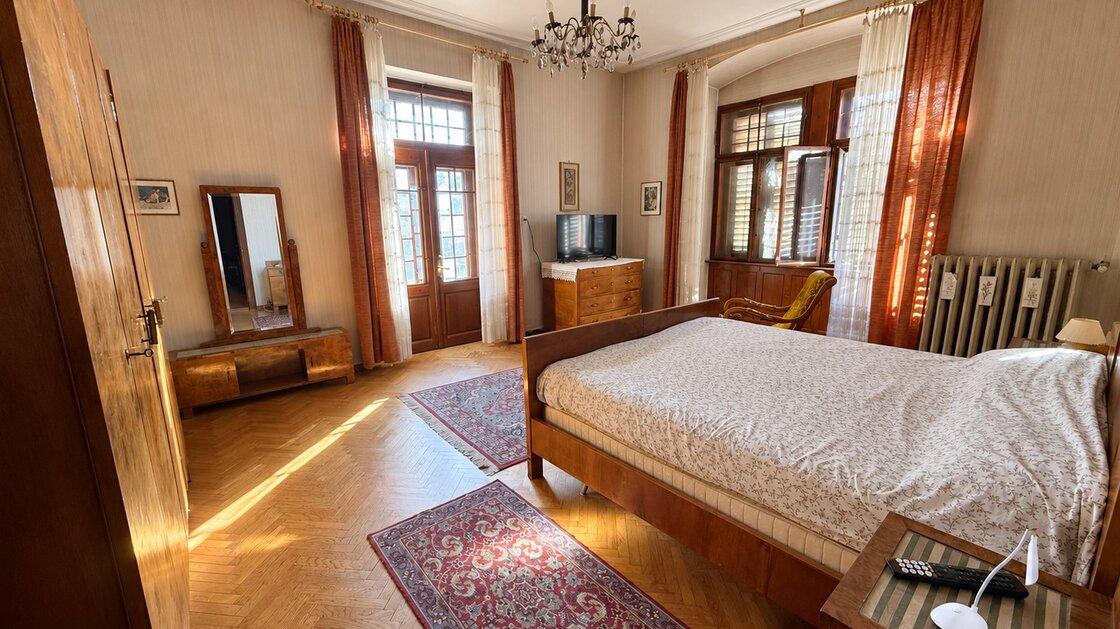 Ampio appartamento d’epoca con balcone e veranda