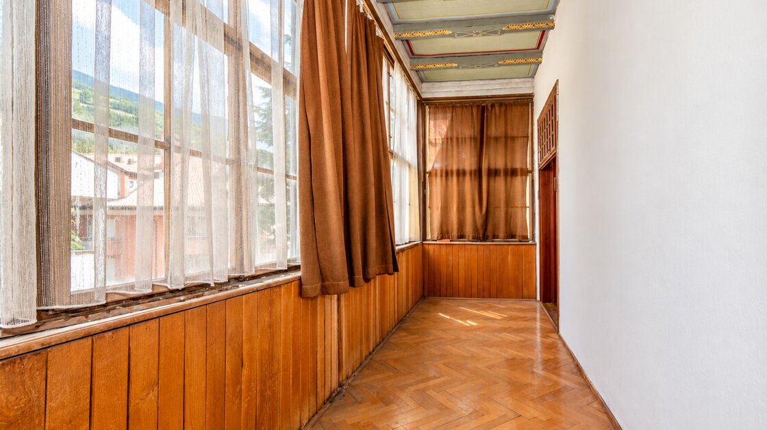 Ampio appartamento d’epoca con balcone e veranda