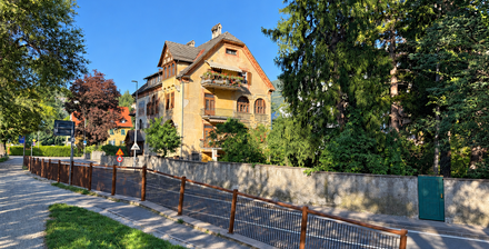 Ampio appartamento d’epoca con balcone e veranda