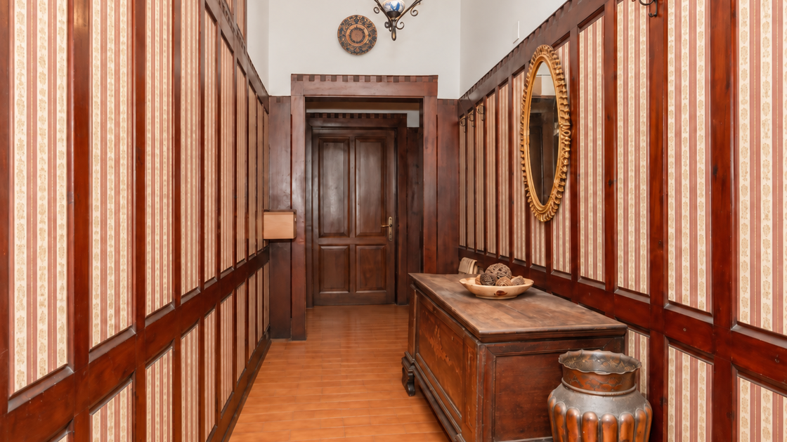 Ampio appartamento d’epoca con balcone e veranda