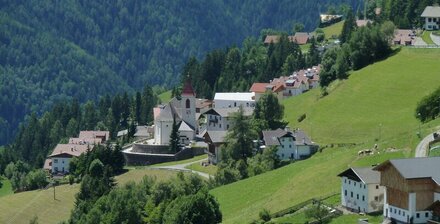 Freistehendes Zweifamilienhaus in idyllischer Lage in Afers