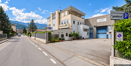 Gut eingeführtes Restaurant mit großer Terrasse