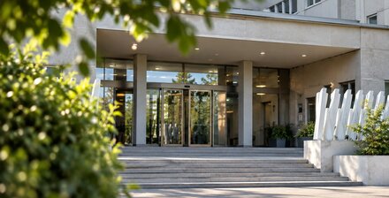 Ampio complesso direzionale ad uso uffici con posti auto e garage