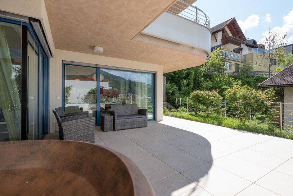 Große, neuwertige Wohnung mit Terrasse u. kleinem Privatgarten • Ruth